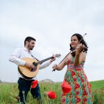 El dúo Alicornio, con Carlos tocando el bouzouki y Águeda el violín