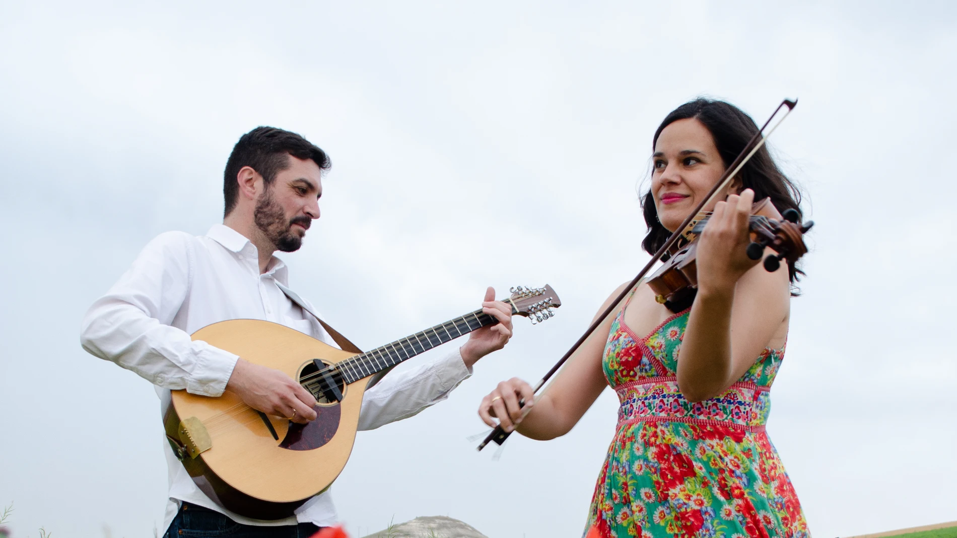 El dúo Alicornio, con Carlos tocando el bouzouki y Águeda el violín