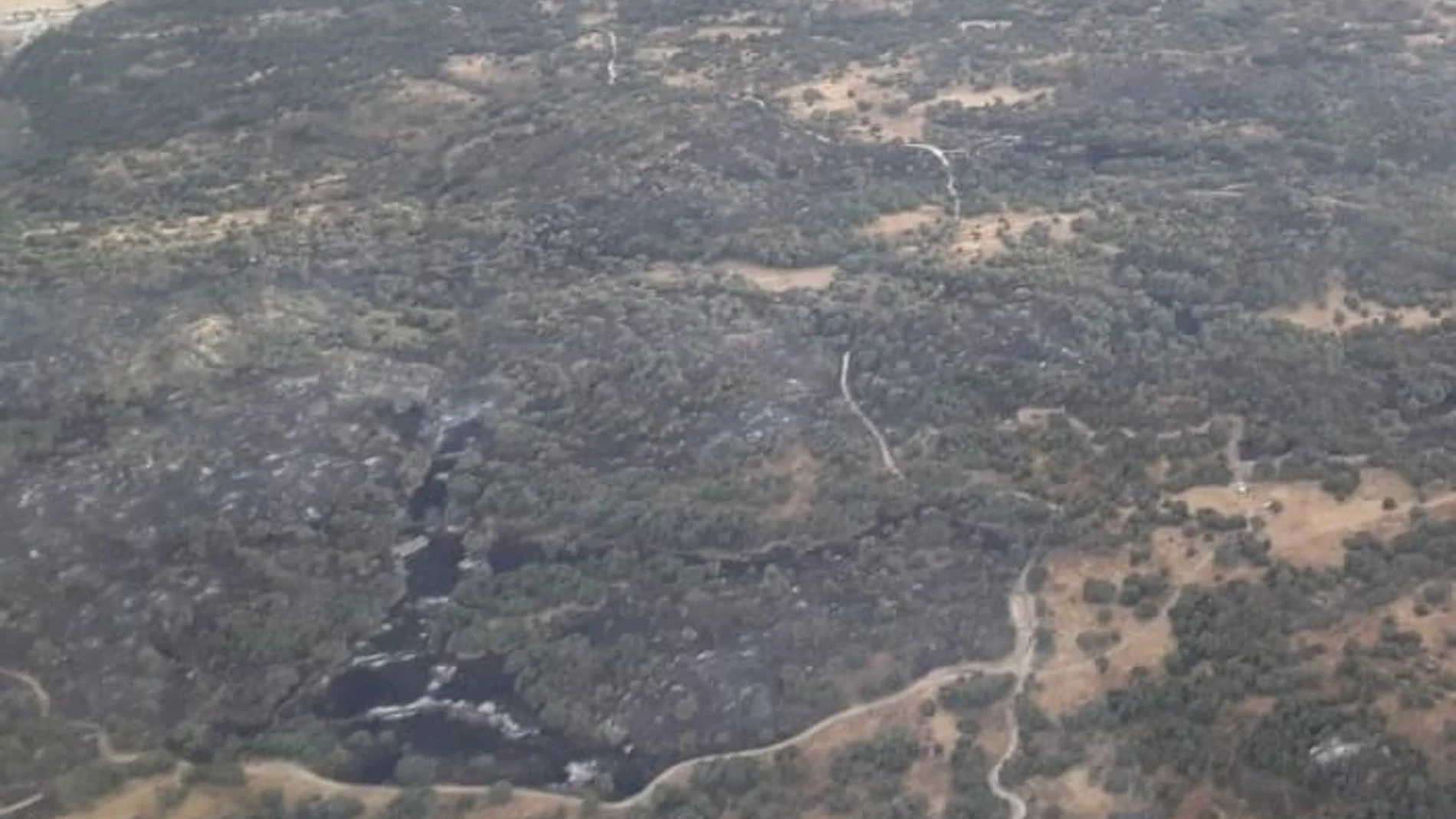 Sucesos.- Siguen las labores de extinción del incendio de Almorox (Toledo) con tareas de remate en puntos calientes
