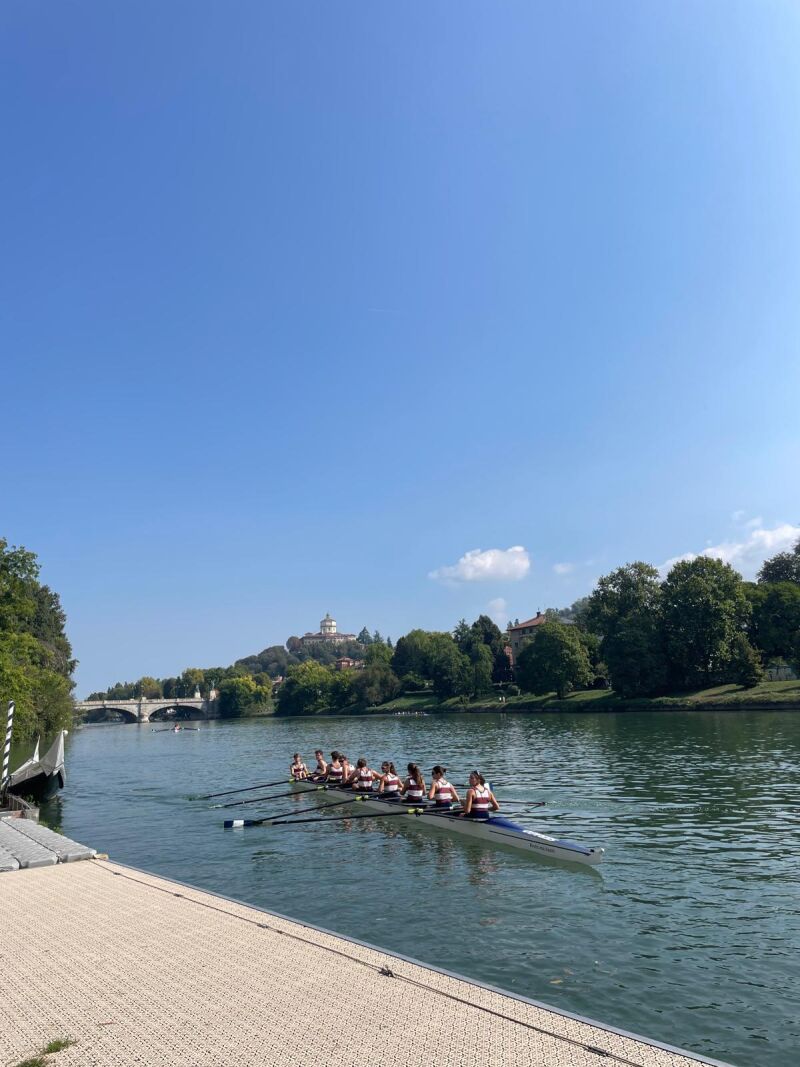 Uno de los equipos que disputó la carrera en el río Po
