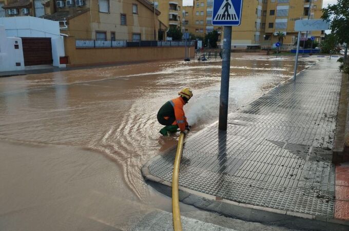 Dana Alice en Murcia: López-Miras pide a la UME en San Javier y Los Alcázares tras desbodarse el canal del trasvase Tajo-Segura 