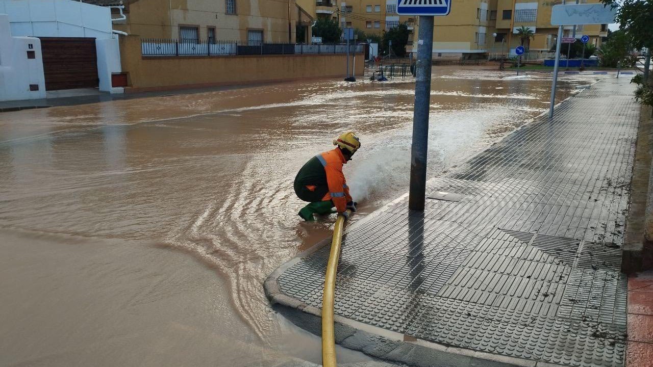 Dana Alice en la Región de Murcia: López-Miras pide a la UME en San Javier y Los Alcázares tras desbodarse el canal del trasvase Tajo-Segura