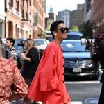 Influencer con abrigo rojo. Influencer con abrigo rojo.