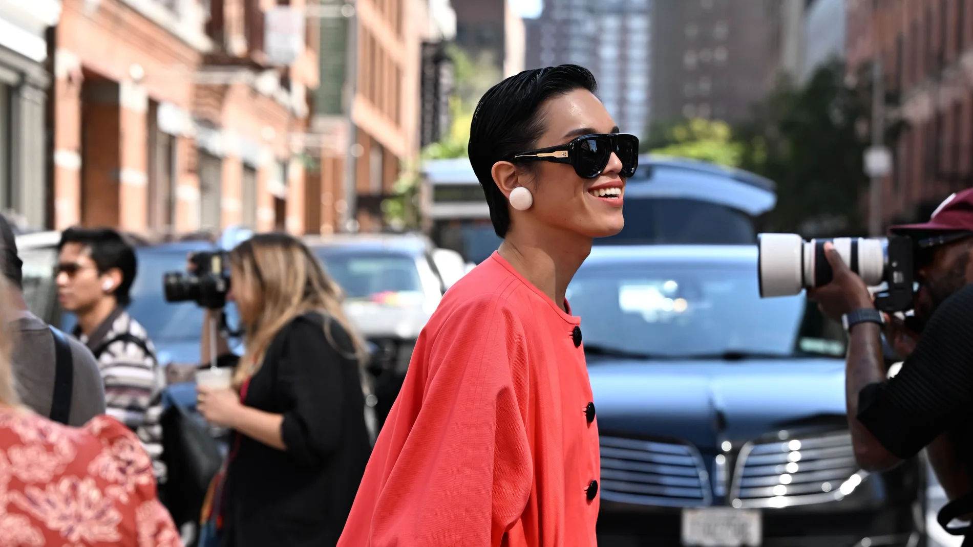 Influencer con abrigo rojo.
