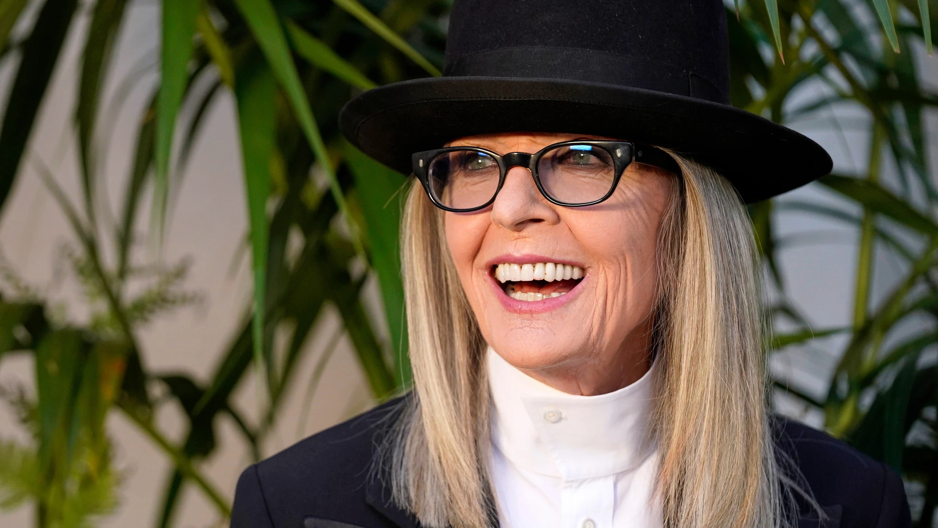 Diane Keaton, paciente de cáncer de piel, con sombrero y gafas en el Ralph Lauren Spring 2023 Fashion Experience, 2022