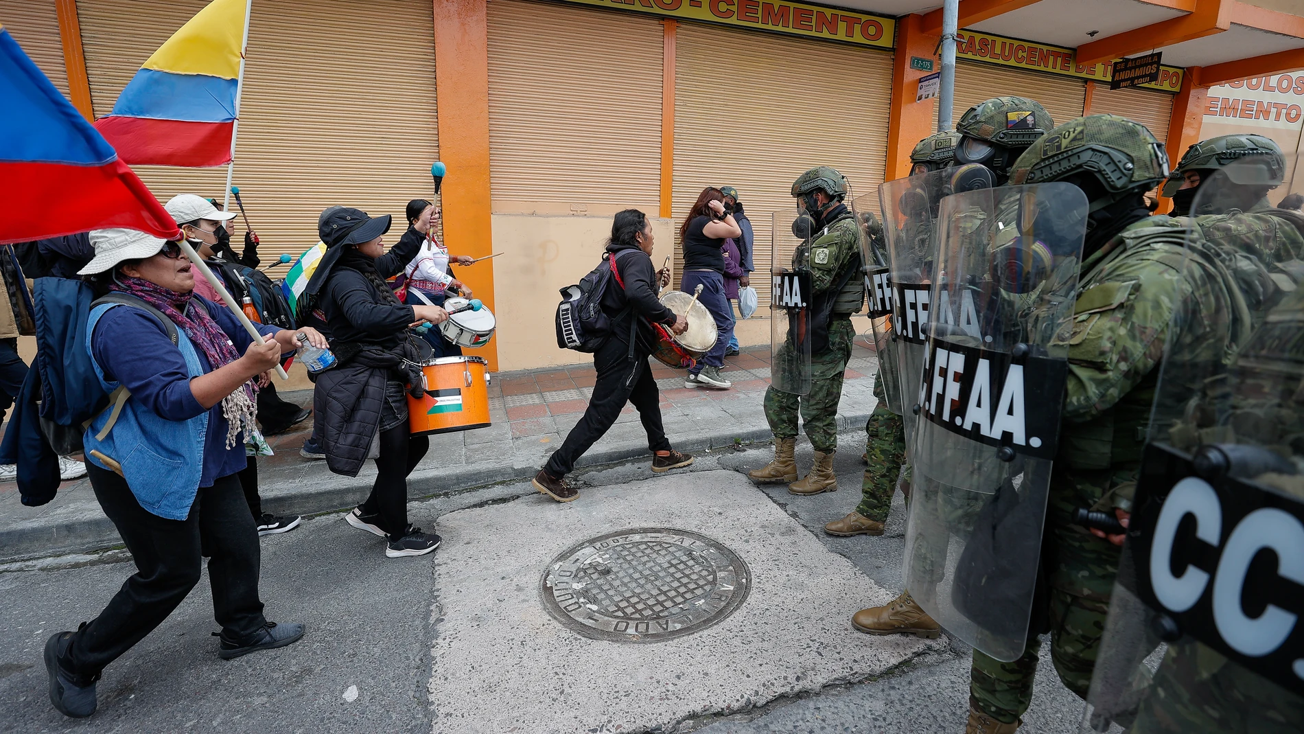 AME7375. QUITO (ECUADOR), 12/10/2025.- Manifestantes se enfrentan con la Policía de Ecuador durante una protesta este domingo, en Quito (Ecuador). Las protestas, convocadas en todo el país por la Confederación de Nacionalidades Indígenas (Conaie), radican en rechazo al Gobierno del presidente de Ecuador, Daniel Noboa, y al alza del precio del diésel. EFE/ José Jácome
