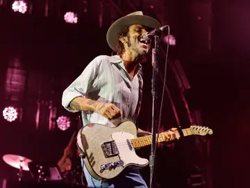 Concierto de Leiva en Zaragoza ZARAGOZA, 09/10/2025.- El cantante y compositor Leiva durante el concierto que ofrece hoy domingo en Zaragoza, dentro de la programación de las Fiestas del Pilar 2025. EFE/Javier Cebollada