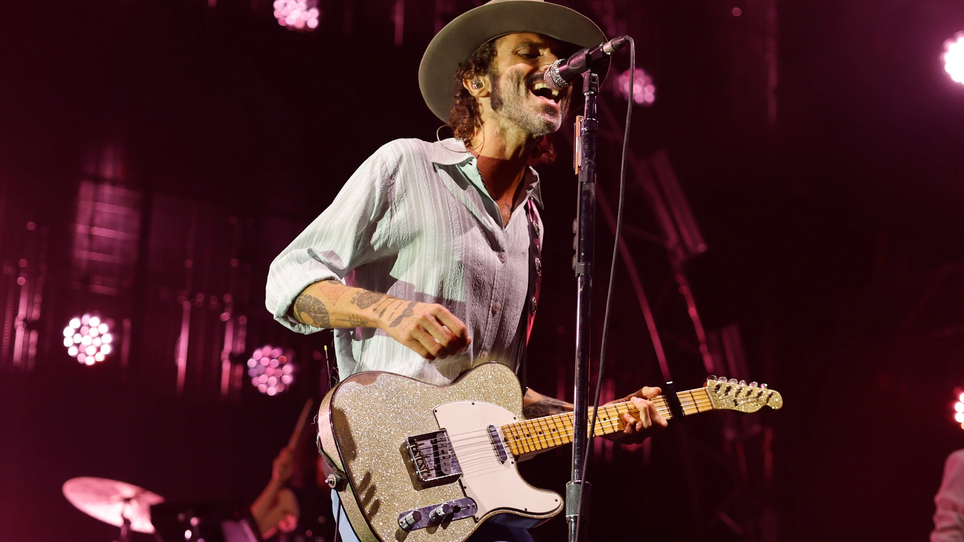ZARAGOZA, 09/10/2025.- El cantante y compositor Leiva durante el concierto que ofrece hoy domingo en Zaragoza, dentro de la programación de las Fiestas del Pilar 2025. EFE/Javier Cebollada