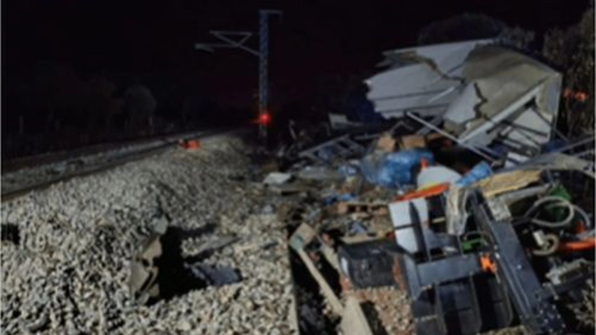 Fallece el conductor de un camión tras salirse de la vía, volcar y colisionar con un tren de mercancías en Carrascal de Barregas (Salamanca)