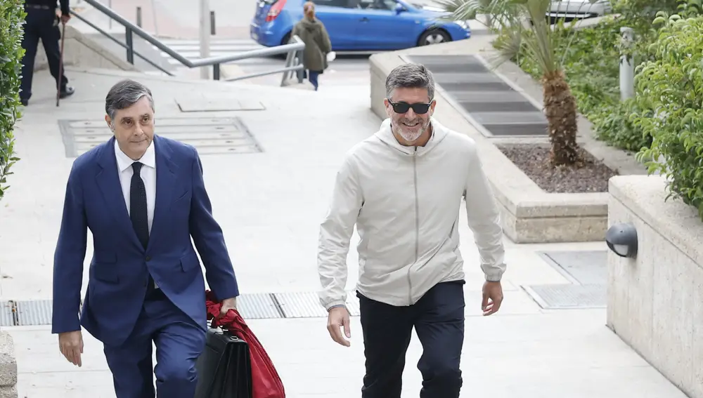 Toño Sanchís llega a la Audiencia Provincial de Madrid junto a su abogado