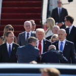 El presidente israelí Isaac Herzog (izq.), el presidente estadounidense Donald Trump (centro) y el primer ministro israelí Benjamin Netanyahu en el Aeropuerto Ben Gurión de Tel Aviv