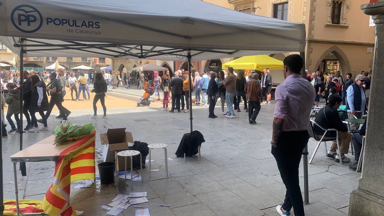 Vídeo: el independentismo prohíbe una carpa informativa del PP en Manlleu (Barcelona)