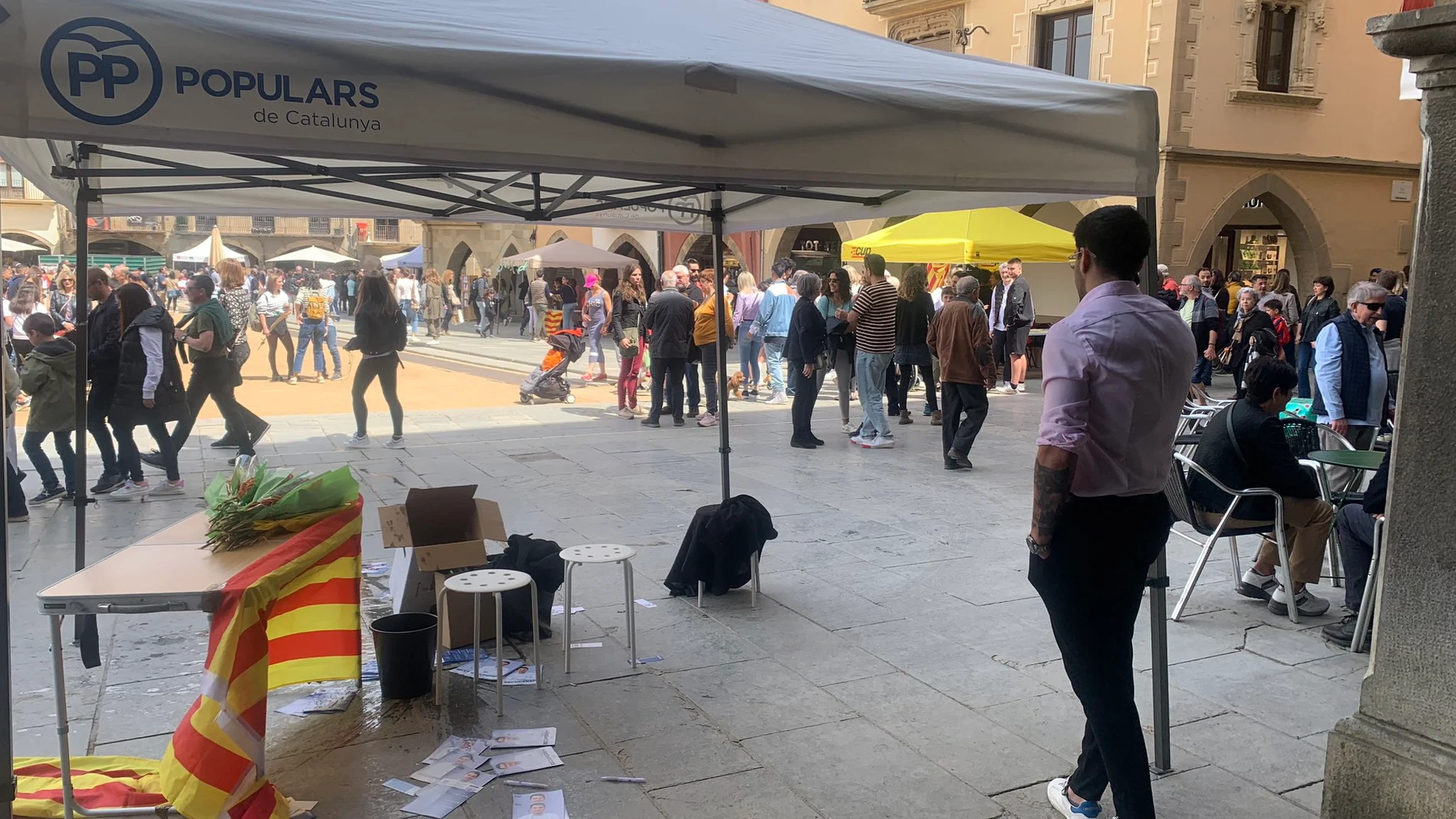 Carpa del PP vandalizada en Vic