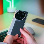 La parte trasera del Xiaomi 15 Ultra en su acabado de doble tono que combina aluminio con cristal y cuero vegano