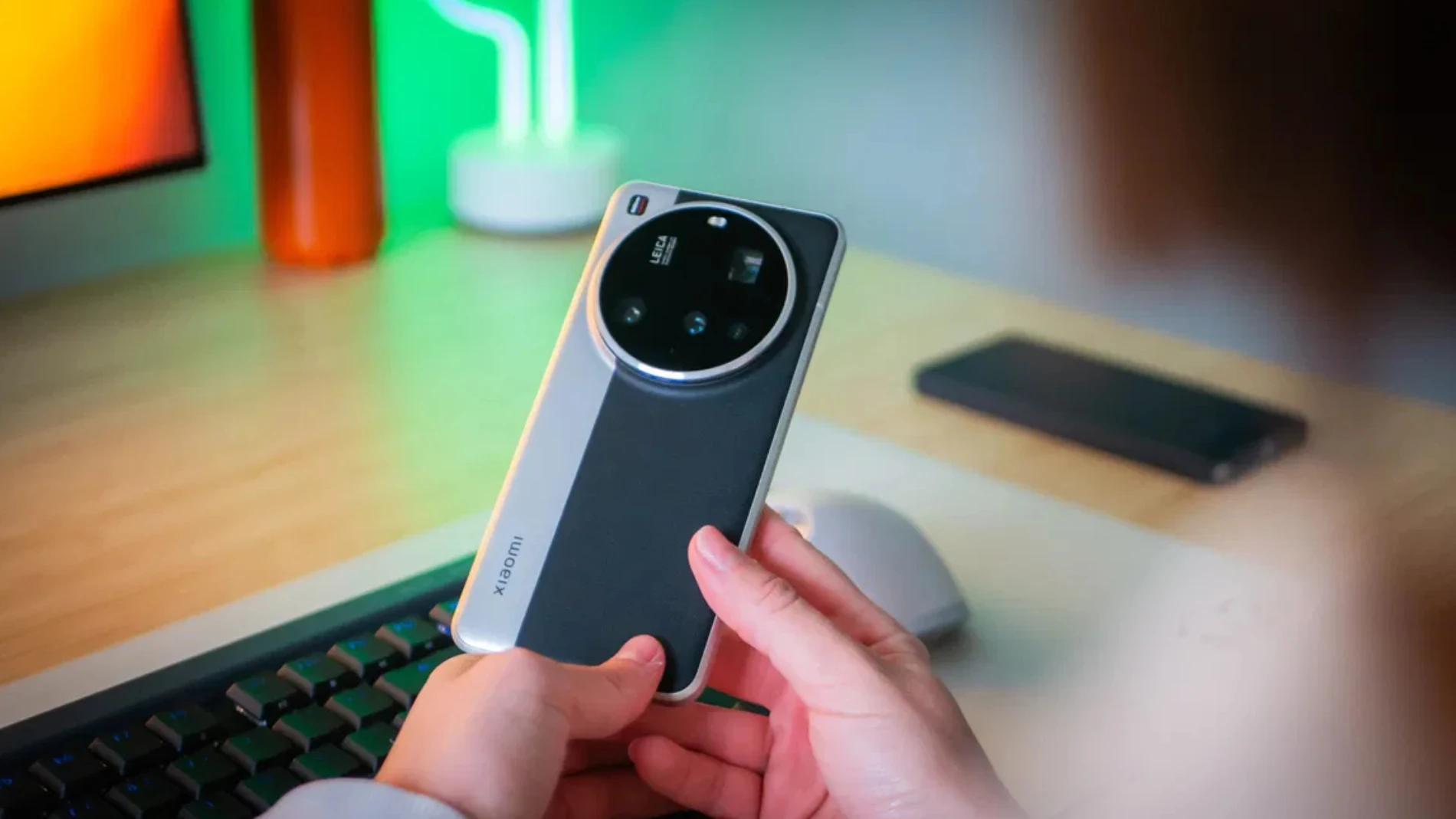 La parte trasera del Xiaomi 15 Ultra en su acabado de doble tono que combina aluminio con cristal y cuero vegano