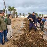 AMP.- Casi un centenar de efectivos se unen a la retirada de biomasa en el Mar Menor tras la dana 'Alice'
