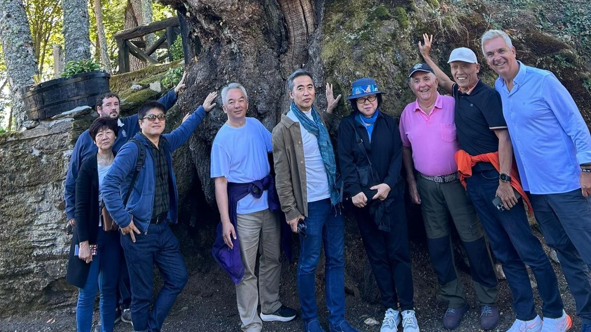 Imagen de la delegación visitando ayer Castiñeiro.