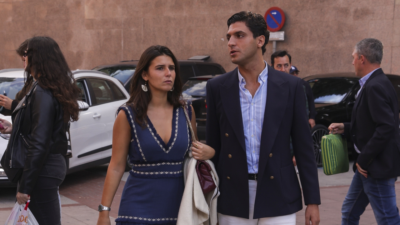 Tana Rivera copia el vestido más tendencia (y español) de la Reina Letizia en una tarde de toros en Madrid