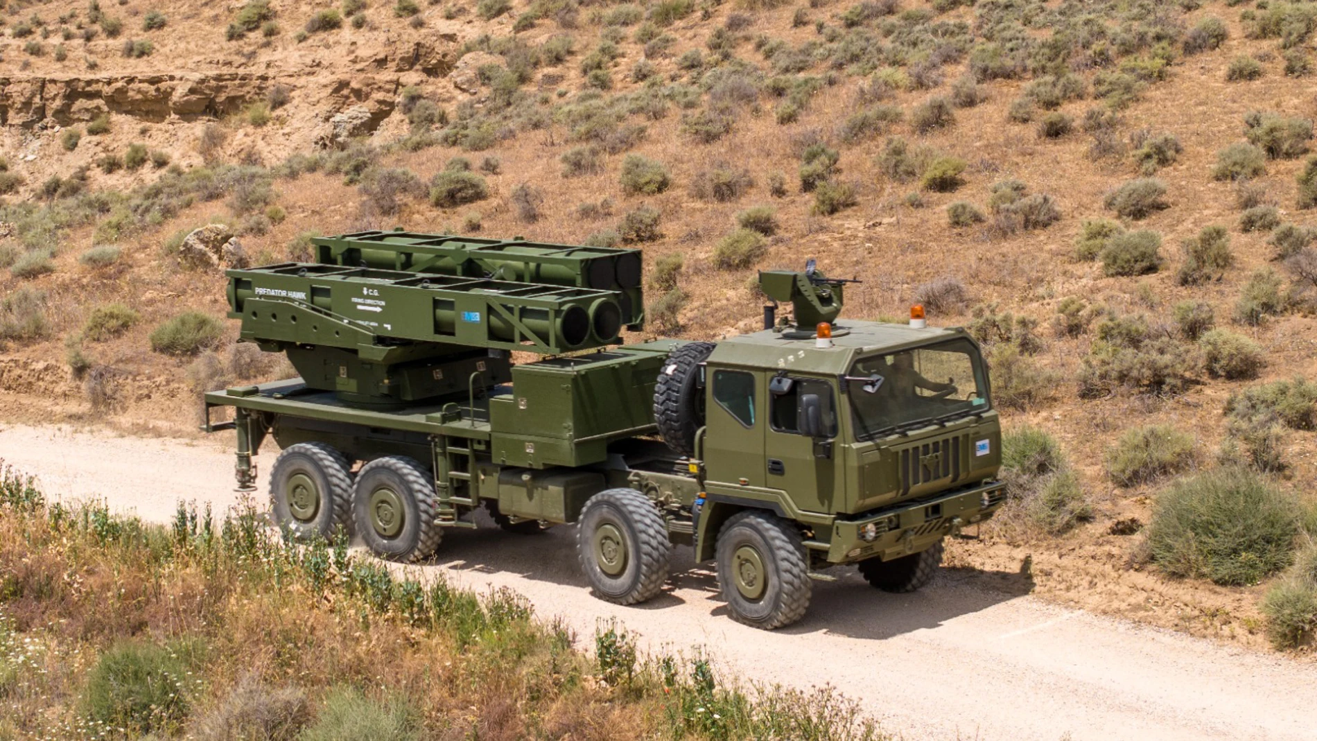Camión militar equipado con un lanzador de misiles en su parte trasera