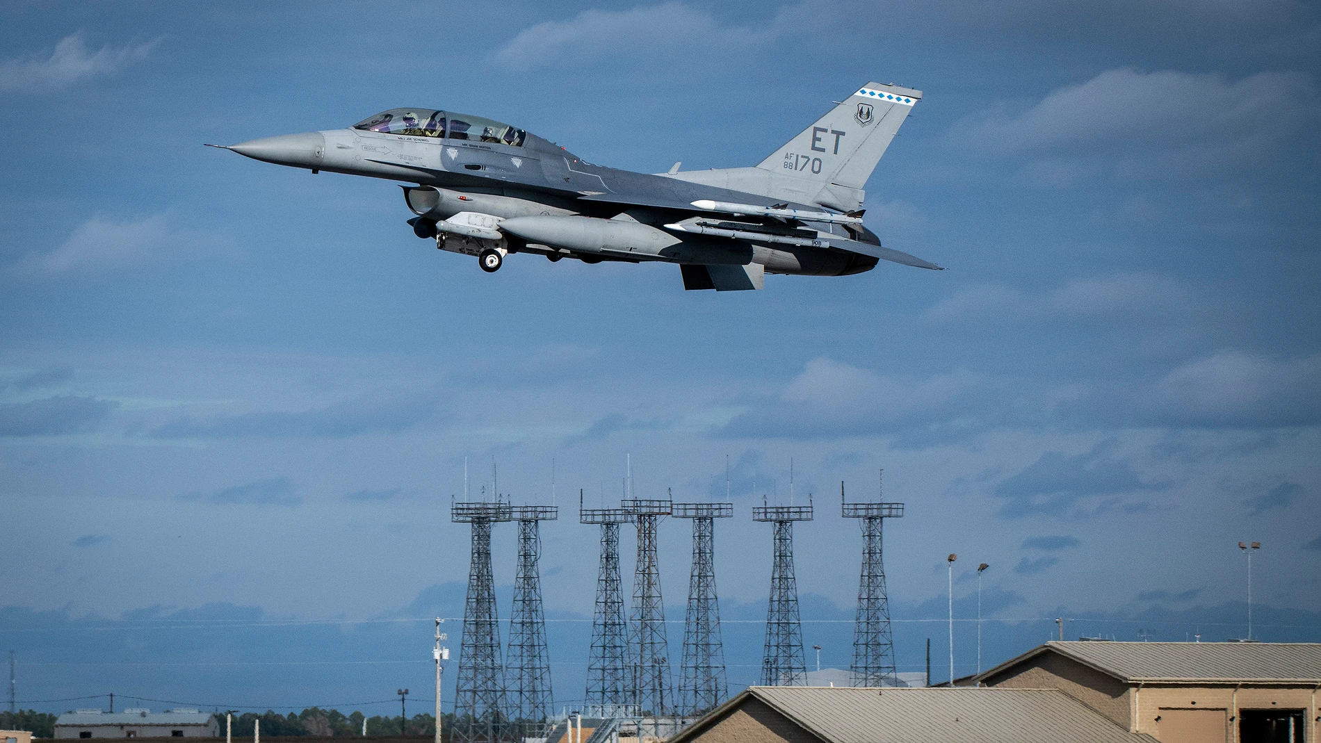 Avión de combate estadounidense en pleno vuelo tras el despegue de una base aérea