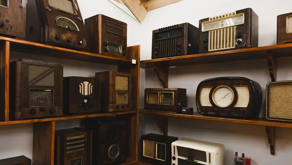 El Museo de la radio de Villaluenga de la Vega alcanza la mayoría de edad susurrando a través de las ondas