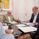 Miguel Ángel de Vicente, presidente de la Diputación de Segovia, durante una reuniónreciente con alcaldes de la provincia