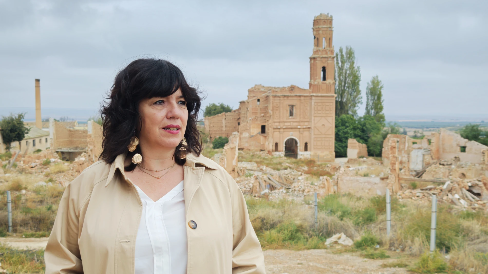 La diputada del PSOE por Zaragoza, Marta Gracia, en el Pueblo Viejo de Belchite.REMITIDA / HANDOUT por JOSÉ D. VALERO CABREJAS/PSOEFotografía remitida a medios de comunicación exclusivamente para ilustrar la noticia a la que hace referencia la imagen, y citando la procedencia de la imagen en la firma13/10/2025