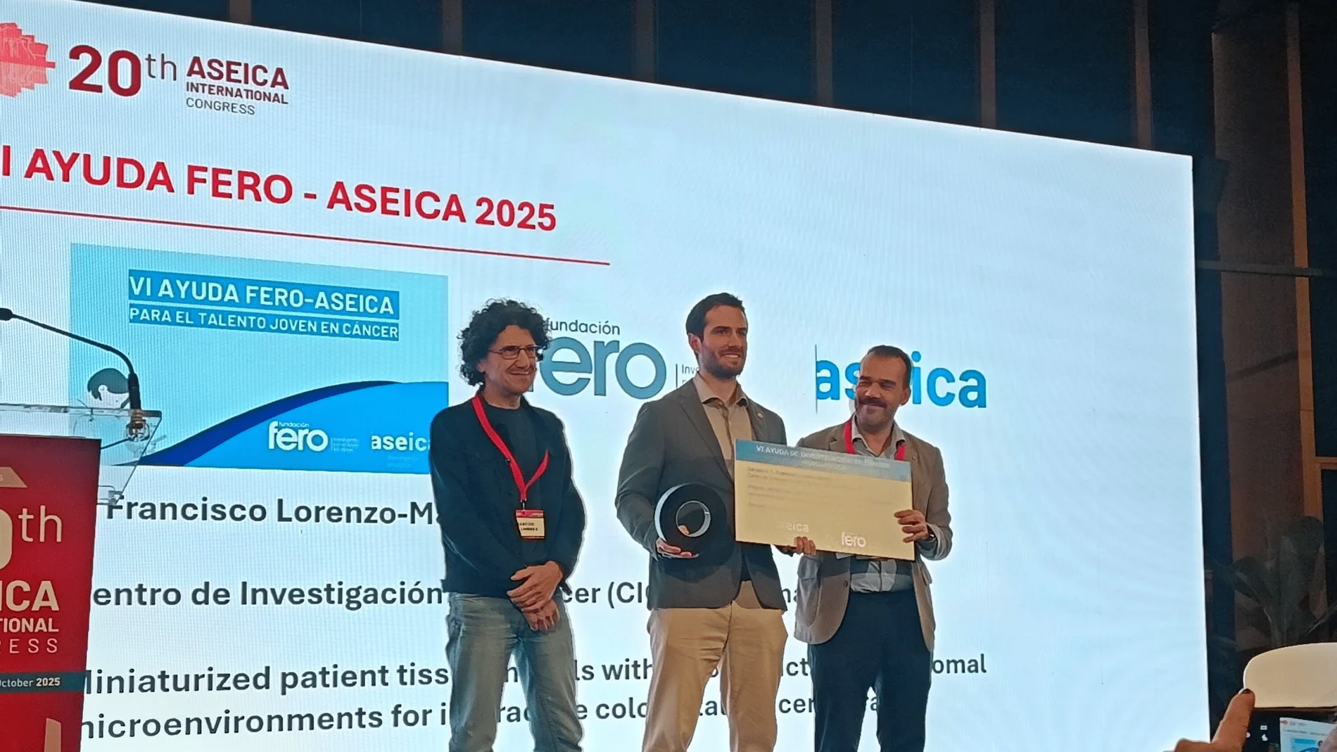 El doctor Francisco Lorenzo recibe el premio