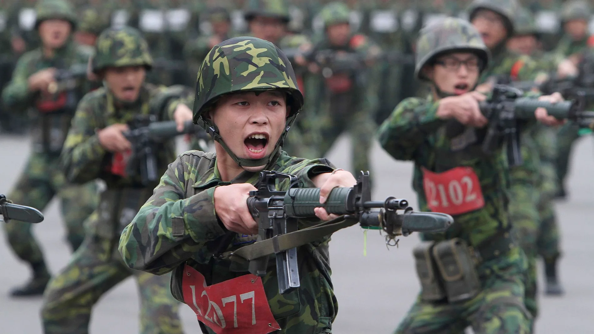 Soldados con uniforme de camuflaje durante un entrenamiento cuerpo a cuerpo