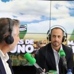 El periodista Álvaro de Cozar, con Carlos Alsina en ‘Más de uno’