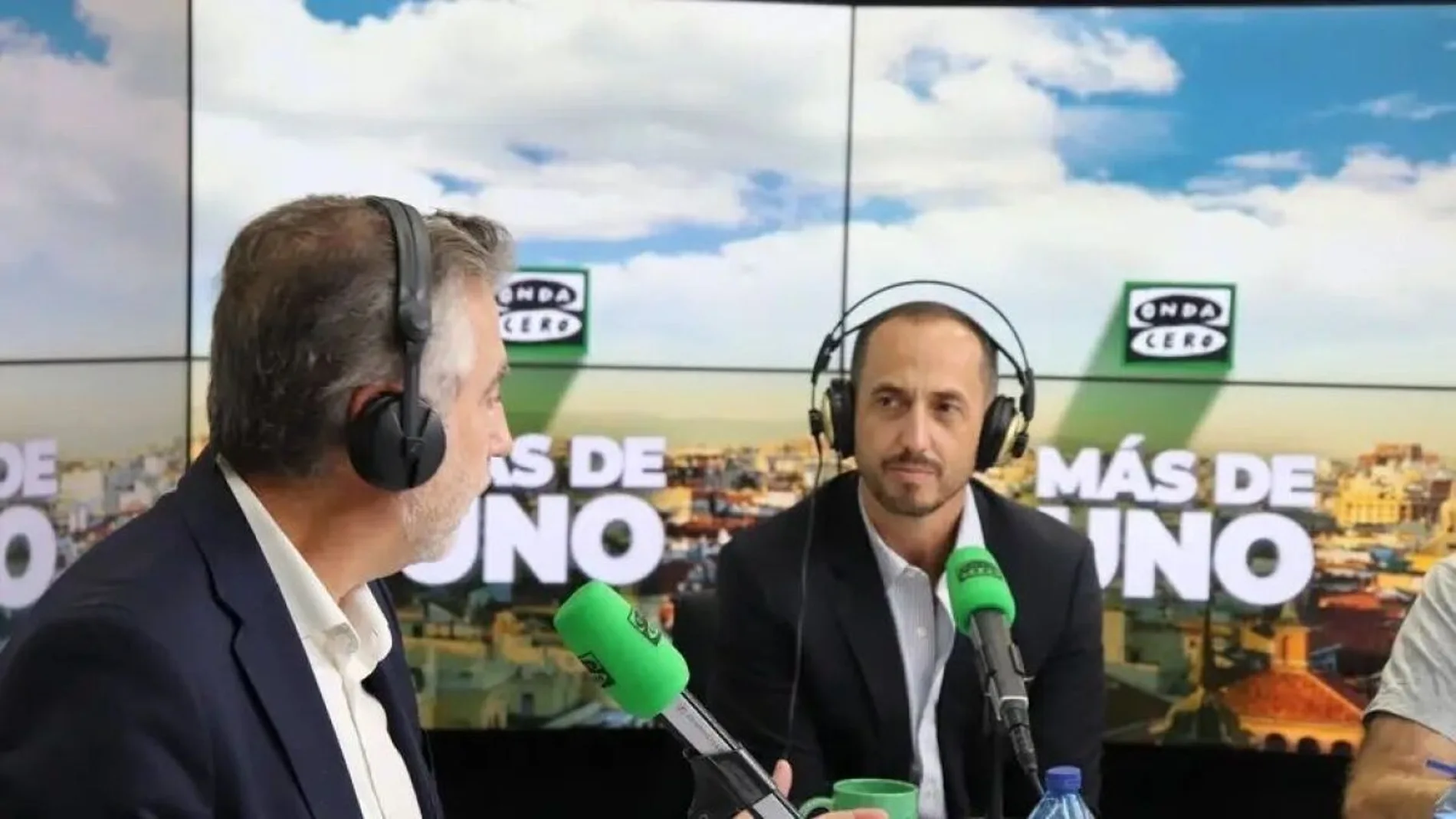 El periodista Álvaro de Cozar, con Carlos Alsina en ‘Más de uno’