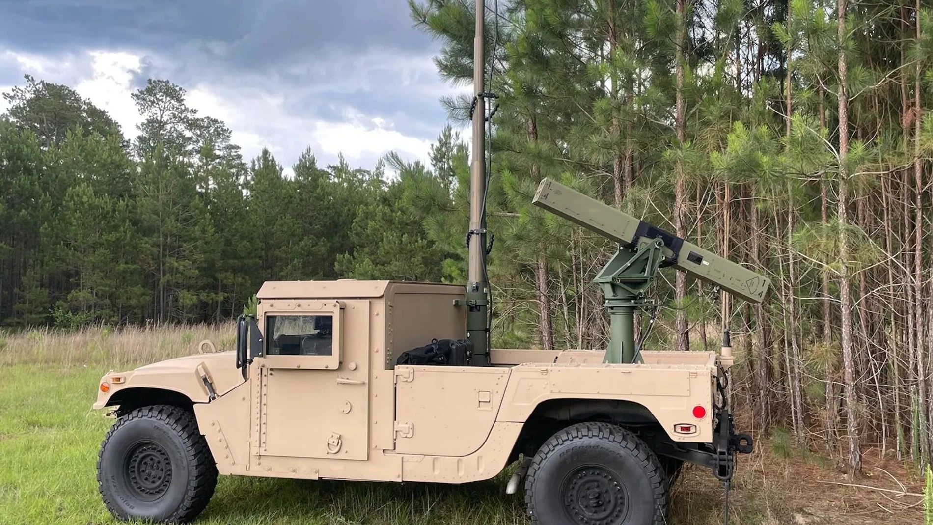 Camión militar blindado con un sistema de lanzacohetes en su parte trasera