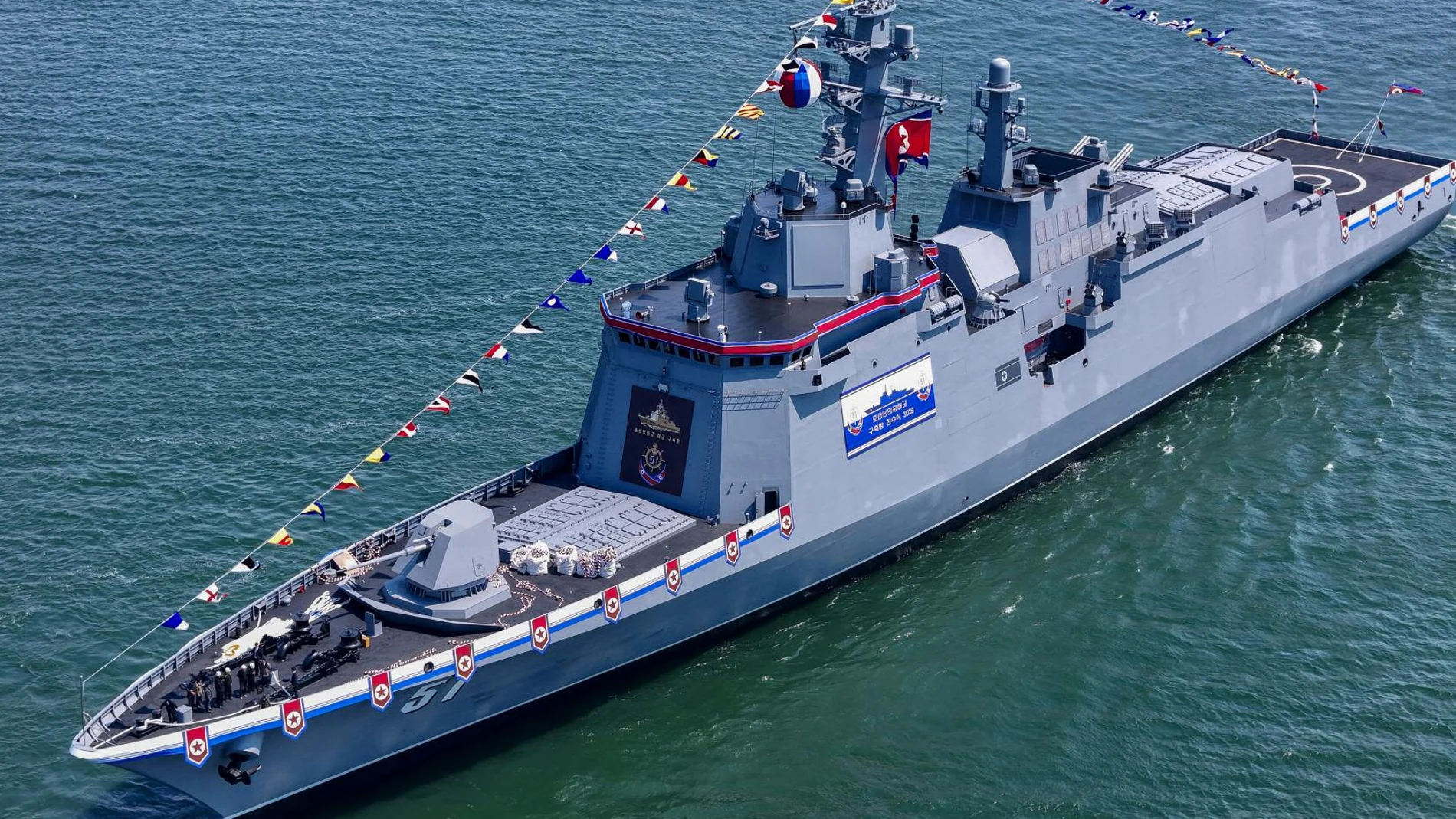 Navío norcoreano en el mar tras haber sido botado en un puerto del país