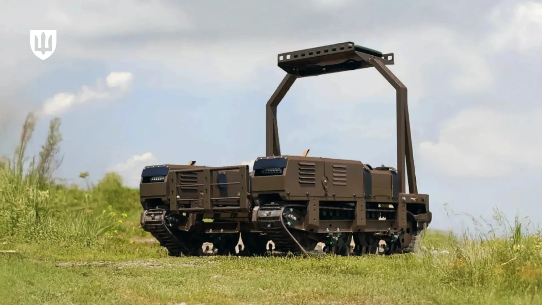 Robot con orugas en una prueba en campo abierto