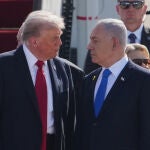 Donald Trump habla con Netanyahu en el aeropuerto de Tel Aviv