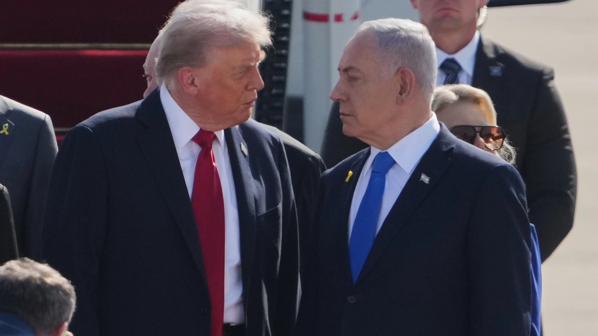 Donald Trump habla con Netanyahu en el aeropuerto de Tel Aviv