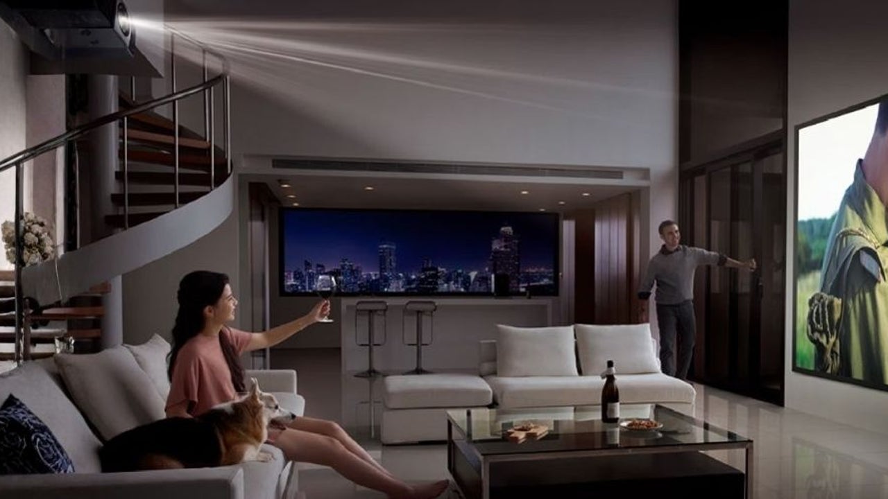 Plan de sofá, manta y cine... pero con pantalla gigante. Este proyector con sonido JBL está triunfando porque convierte cualquier noche en un planazo