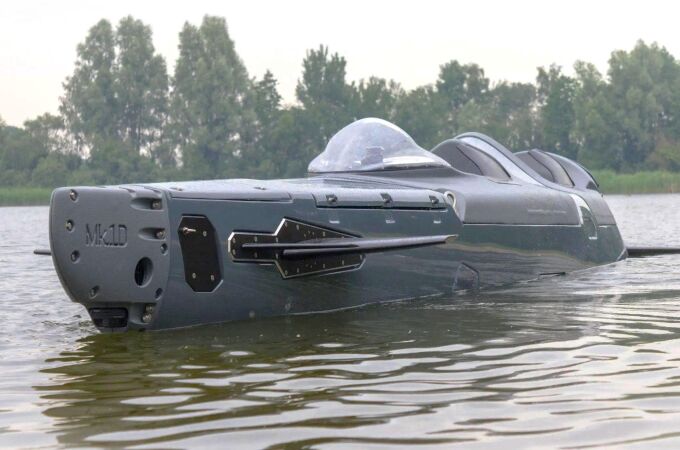 Minisubmarino de dos plazas en un río listo para ser utilizado