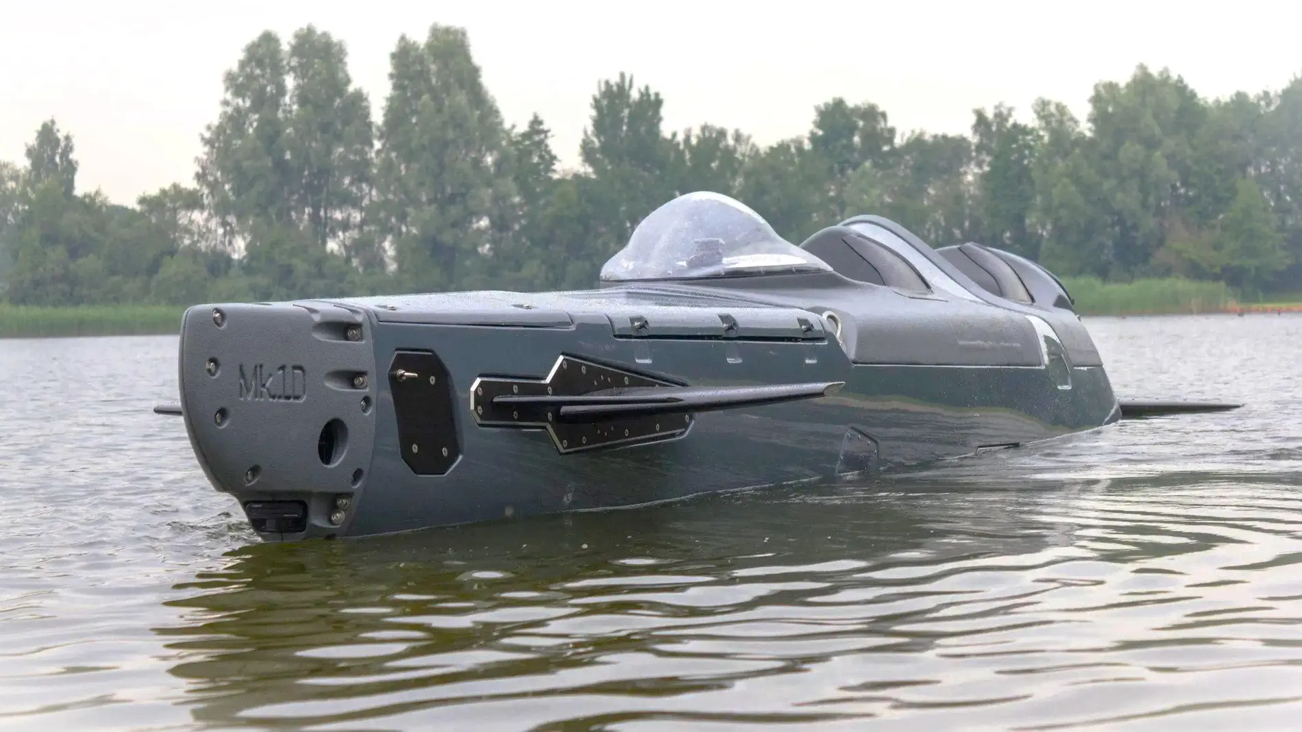 Minisubmarino de dos plazas en un río listo para ser utilizado