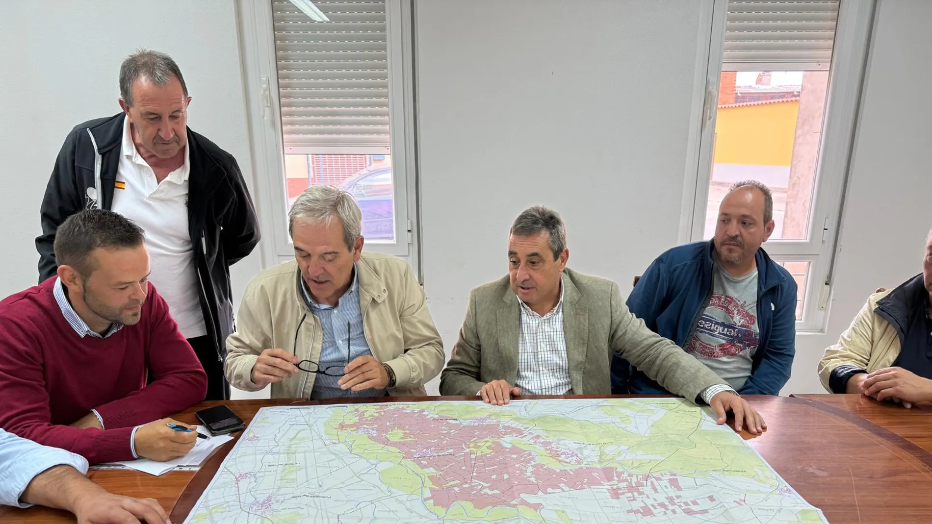 El director general del ITACyL, Rafael Sáez, se reúne con los integrantes de la Comunidad de Usuarios de Aguas Subterráneas (CUAS) del Órbigo-Eria, oficialmente constituida, para informarles de los pasos que tienen que seguir para poder llevar a cabo el proceso de modernización de su zona de regadío.