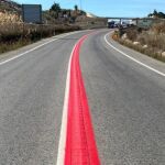 ¿Qué son las misteriosas líneas rojas pintadas en las carreteras españolas?