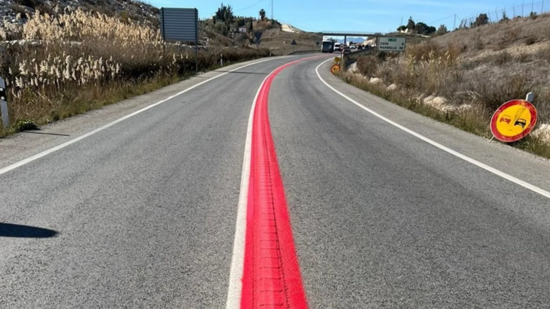 ¿Qué son las misteriosas líneas rojas pintadas en las carreteras españolas?