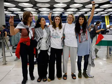 Llegan a Madrid los últimos cinco miembros españoles de las flotillas humanitarias a Gaza MADRID, 13/10/2025.- Los cinco últimos miembros españoles de las flotillas humanitarias rumbo a Gaza interceptadas este mes por Israel que permanecían en este país han llegado en la mañana de este lunes al aeropuerto Adolfo Suárez Madrid-Barajas en un vuelo procedente de Catar, a donde fueron llevados desde Jordania. EFE/ Mariscal