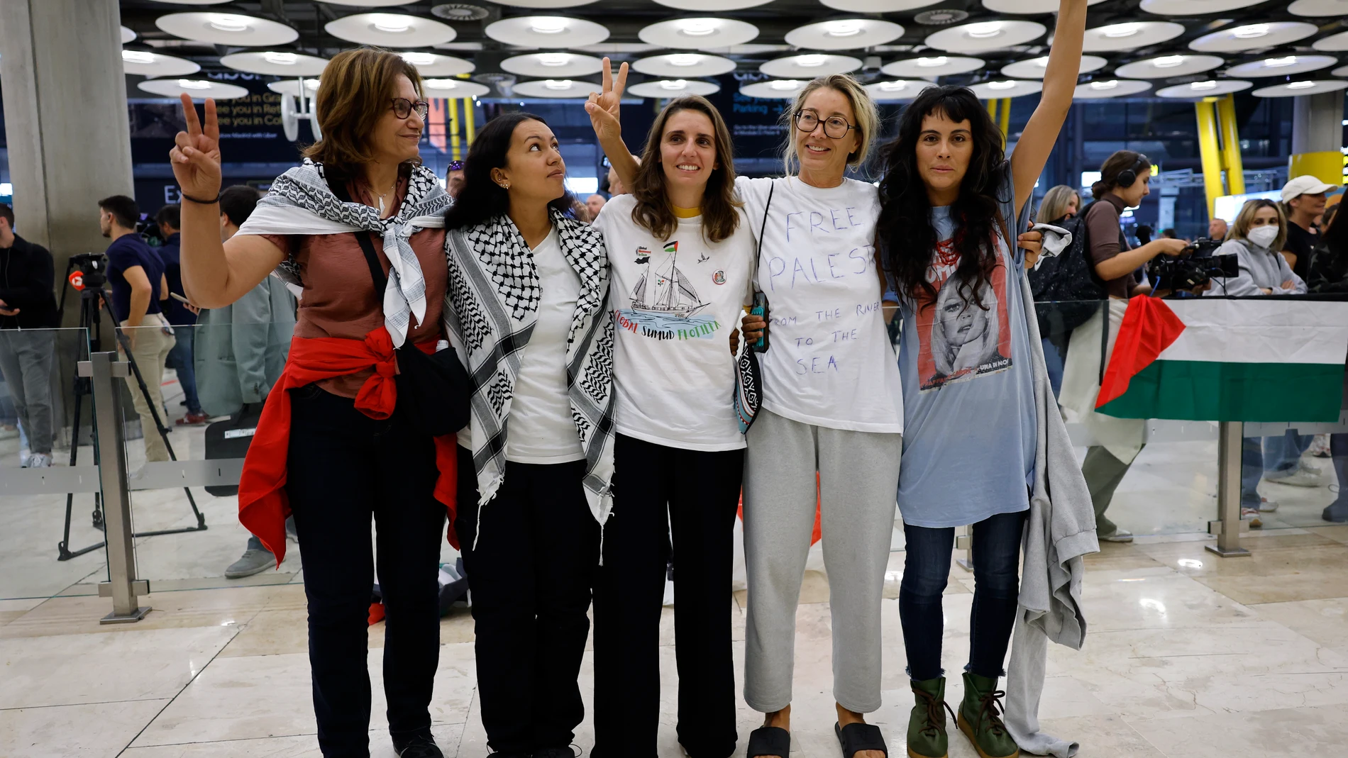 MADRID, 13/10/2025.- Los cinco últimos miembros españoles de las flotillas humanitarias rumbo a Gaza interceptadas este mes por Israel que permanecían en este país han llegado en la mañana de este lunes al aeropuerto Adolfo Suárez Madrid-Barajas en un vuelo procedente de Catar, a donde fueron llevados desde Jordania. EFE/ Mariscal
