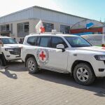 O.Próximo.- AMP.- La Cruz Roja entrega al Ejército de Israel a los siete primeros rehenes liberados por Hamás