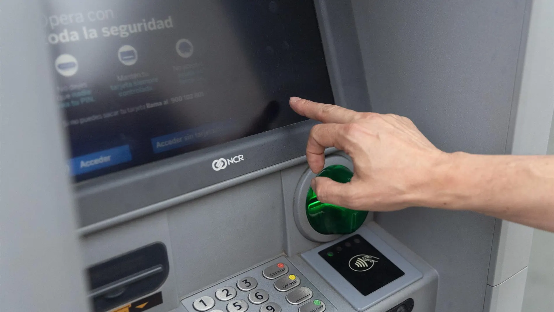 Efectuó seis extracciones por importes de 100, 400, 600, 600, 300 y 100 euros.