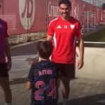 Aitor con la plantilla del Sevilla