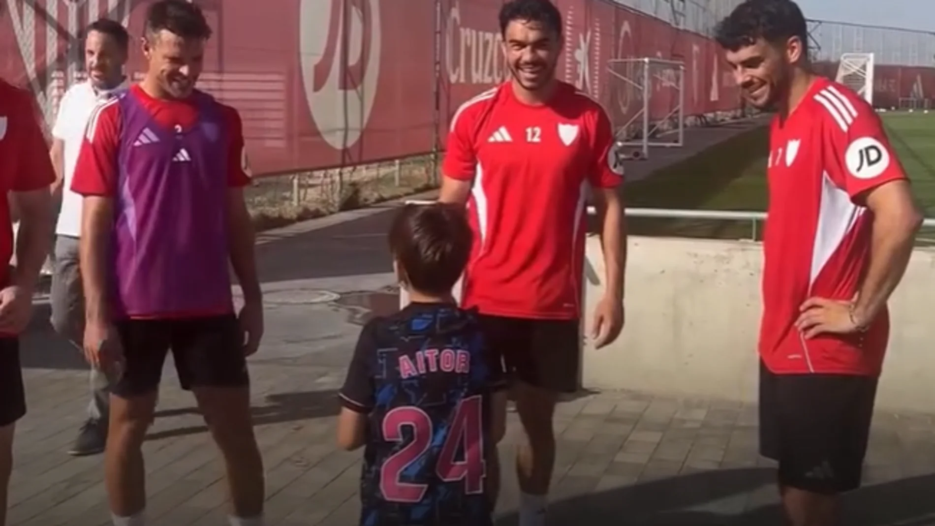 Aitor con la plantilla del Sevilla