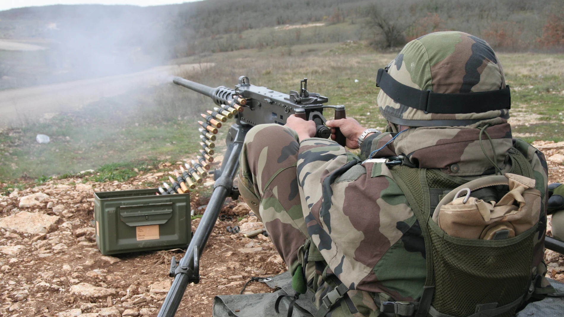 Soldado con uniforme de camuflaje utilizado una ametralladora pesada Browning M2