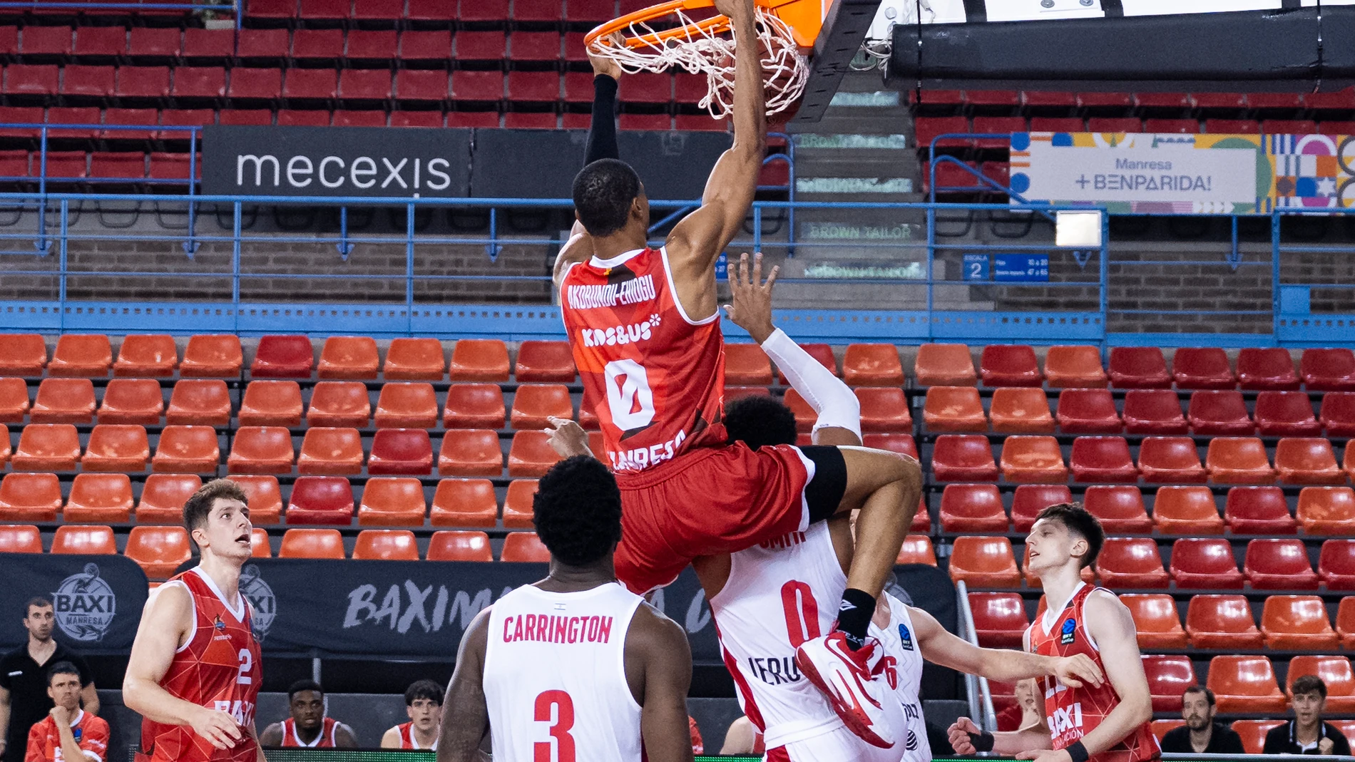 MANRESA (BARCELONA), 15/10/2025.- El pívot nigeriano del Manresa Kaodirichi Akobundu-Ehiogu anota ante (arriba) Justin Smith (2-d), del Hapoel, durante el partido de la Copa de Europa de baloncesto que Baxi Manresa y Hapoel Jerusalén disputan este miércoles en el Pabellón Nou Congost. EFE/Siu Wu